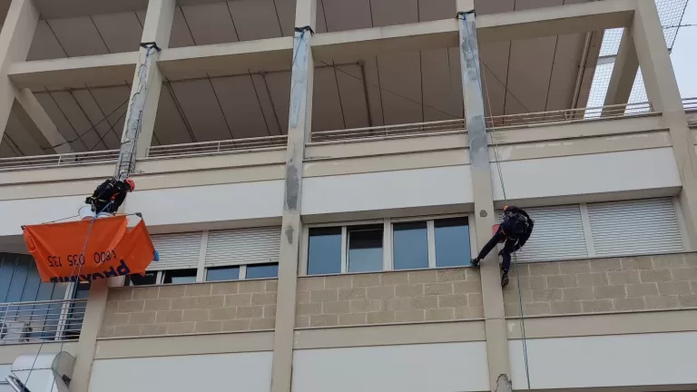 Operatori su fune durante un intervento di ristrutturazione facciata in edilizia acrobatica